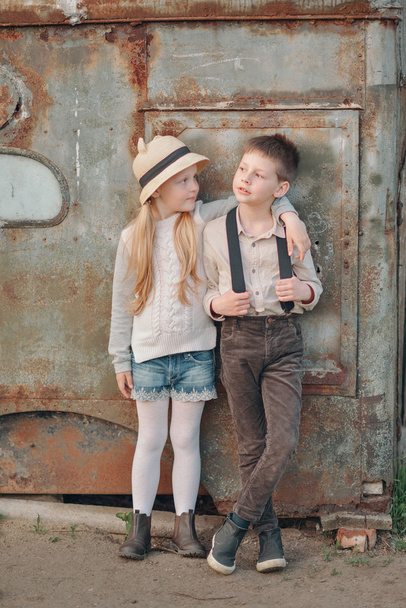 a boy with a girl at the rusty door - Foto, afbeelding