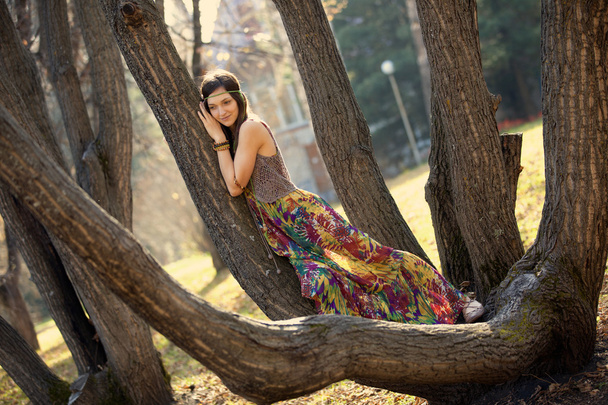 Hippie Girl and tree - Valokuva, kuva