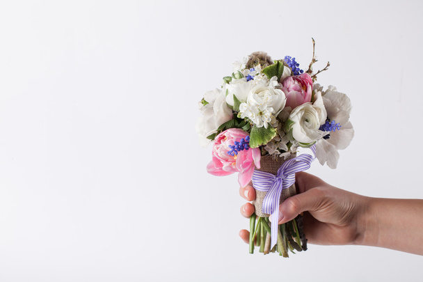 Giving a beautifull pastel bouquet - Photo, Image
