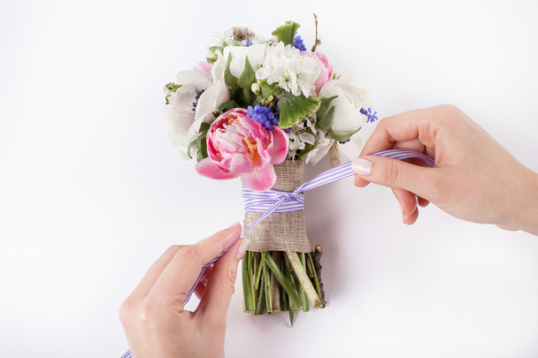 Prepering a beautifull spring bouquet - Zdjęcie, obraz