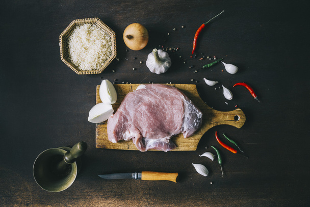 Çiğ domuz eti bonfile ve baharat ahşap masa üzerinde. Üstten Görünüm - Fotoğraf, Görsel