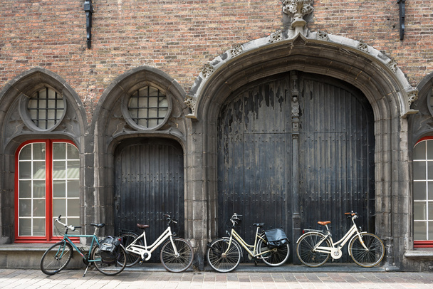 Rowery, opierając się stare drzwi - Zdjęcie, obraz