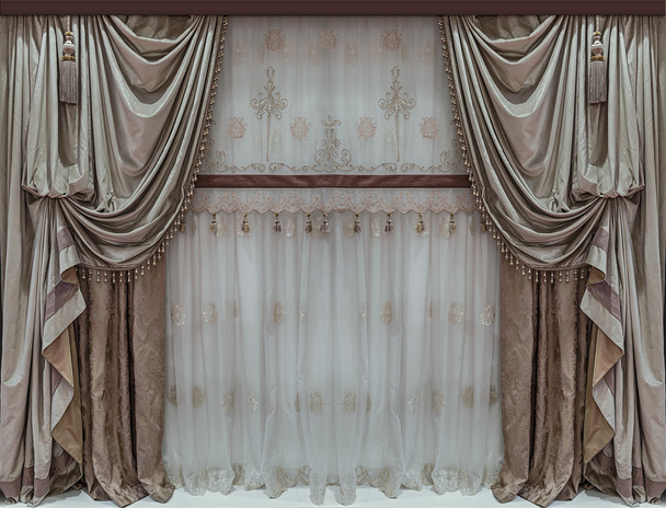 Elegant interieur met luxe gordijnen en tulle - Foto, afbeelding
