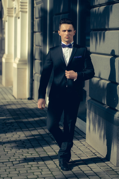 Young man in suit  - Foto, afbeelding