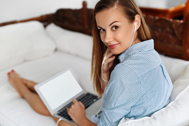 Business Woman Working, Using Laptop Computer Home. People Communication - Φωτογραφία, εικόνα