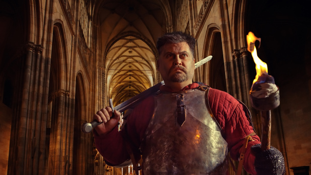 Anc の炎の剣と鎧の中世の騎士 - 写真・画像