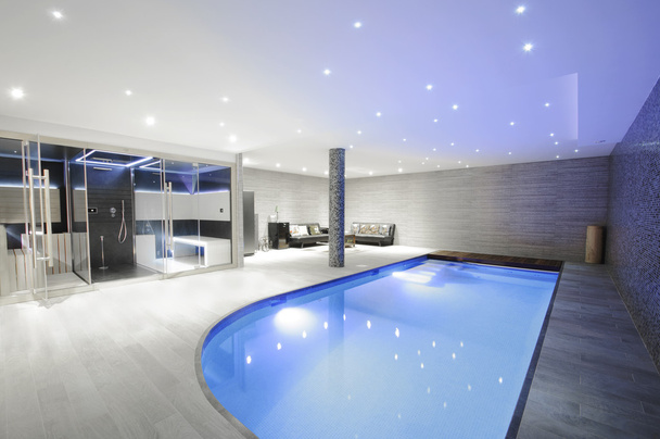 Розслабляючий критий басейн з освітленням і куточок для відпочинку
 - Фото, зображення