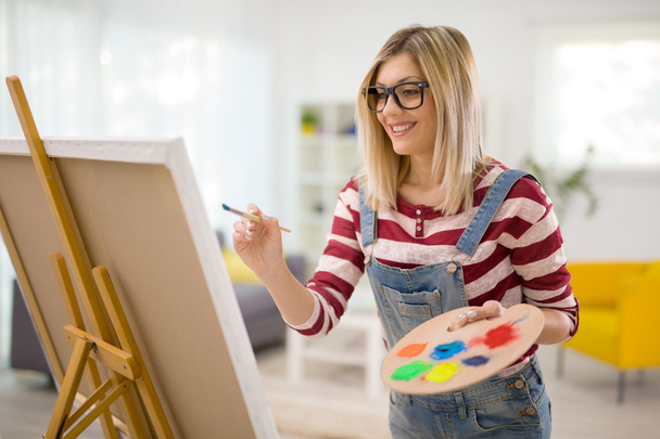 Female artist painting on a canvas - Foto, Imagem