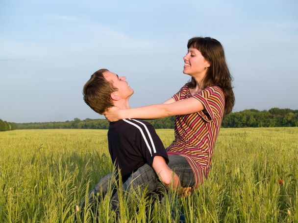 Casal adolescente Embrasing em campo
 - Foto, Imagem