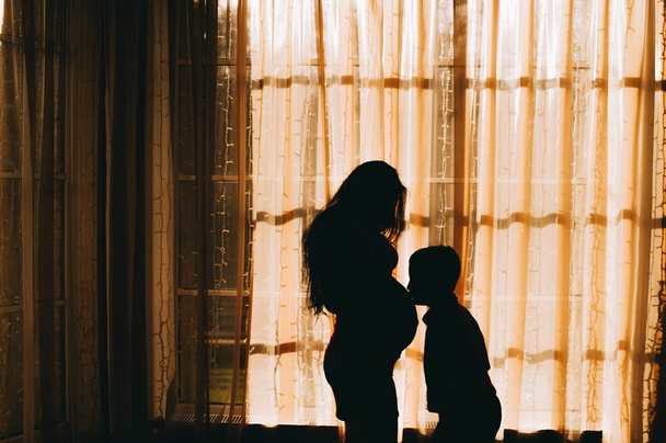 silhouettes of a pregnant woman with her child - Fotoğraf, Görsel