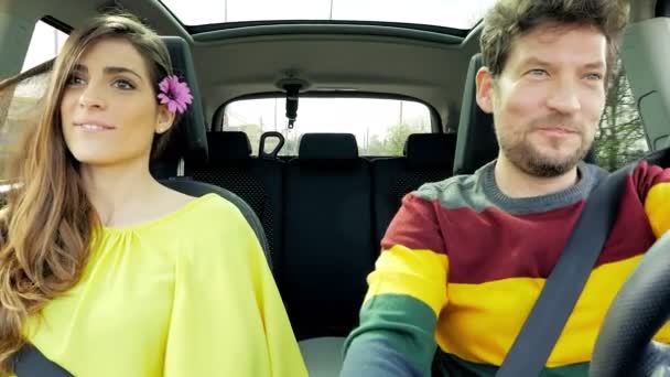 Άνδρας και γυναίκα γνωριμιών και το φλερτ στο αυτοκίνητο οδήγηση ευτυχής 4k - Πλάνα, βίντεο