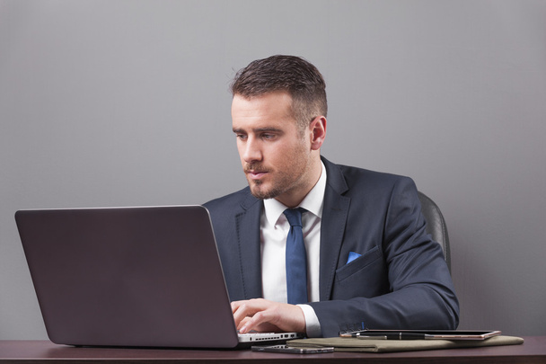 business man working with laptop in office - Φωτογραφία, εικόνα