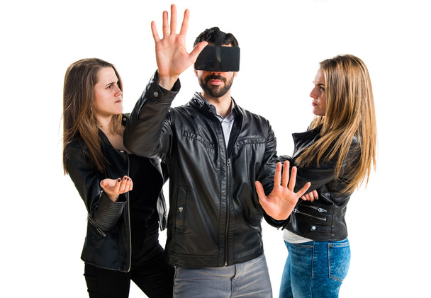 Άνθρωπος που χρησιμοποιεί γυαλιά VR - Φωτογραφία, εικόνα
