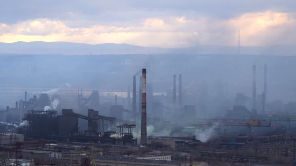 Poluição do ar de plantas industriais. Grande planta no fundo da cidade. Tubos jogando fumaça no céu
 - Filmagem, Vídeo