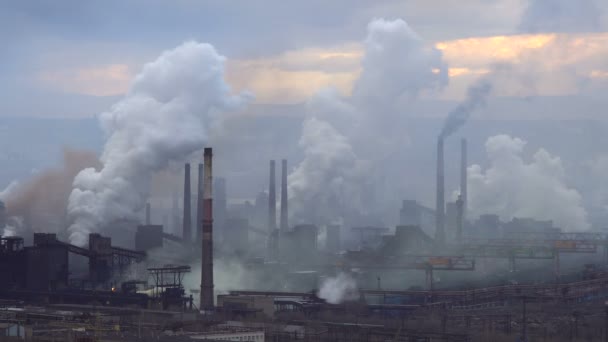 Luftverschmutzung durch Industrieanlagen. große Anlage auf dem Hintergrund der Stadt. Pfeifen werfen Rauch in den Himmel - Filmmaterial, Video
