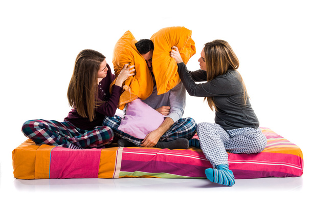 Drie vrienden op een bed spelen - Foto, afbeelding