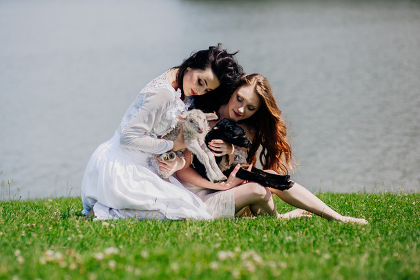 two girls on the lake - Valokuva, kuva