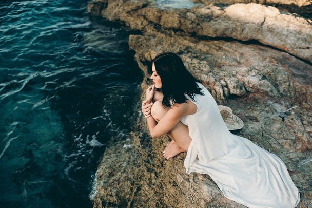 beautiful girl relaxes near sea - Foto, Imagem