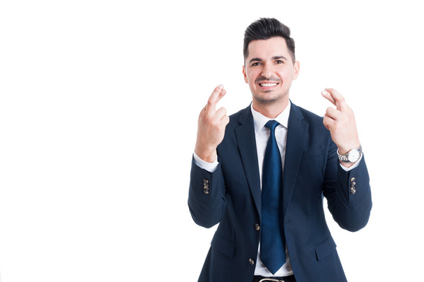 Уверенный улыбающийся продавец или бизнесмен, делающий жест удачи
 - Фото, изображение