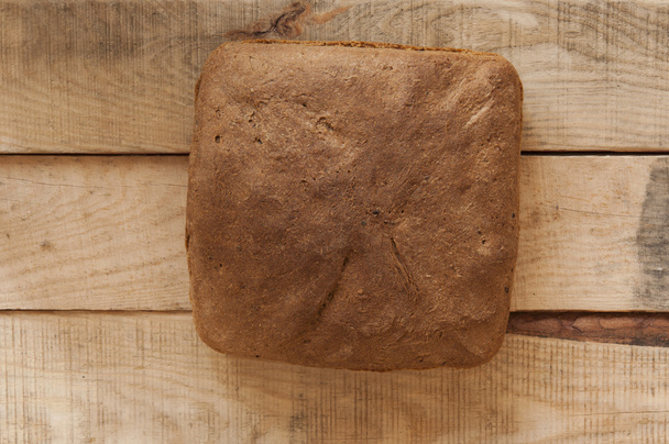 Ржаной хлеб домашнего приготовления на красочной скатерти
     - Фото, изображение