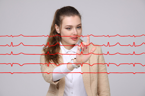 Doctor woman working with cardiogram lines - Foto, Bild