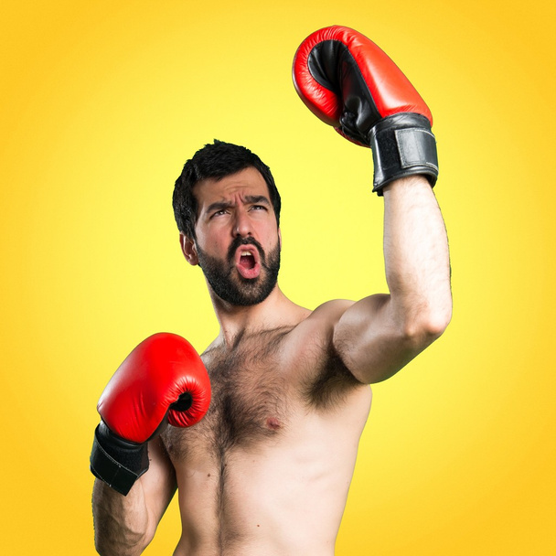 Sportman met bokshandschoenen - Foto, afbeelding