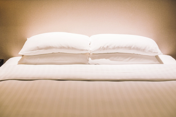 ベッドの上の白い美しい高級枕 - 写真・画像