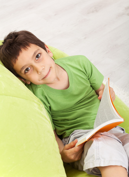 Young boy reads a book - Foto, Bild