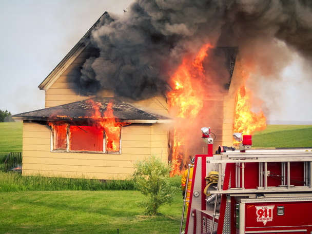 huis in brand - Foto, afbeelding