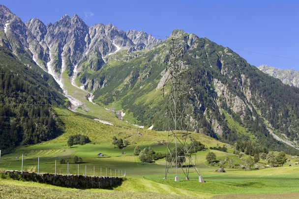 электрические столбы, пересекающие швейцарские Альпы. Кантон Берн, Швейцария
 - Фото, изображение
