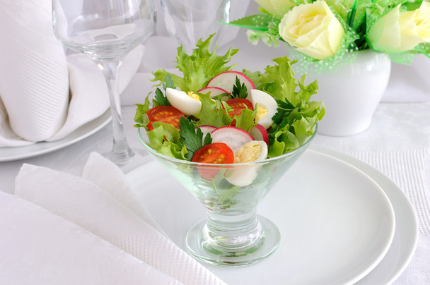 Salade de légumes d'été aux œufs de caille
 - Photo, image