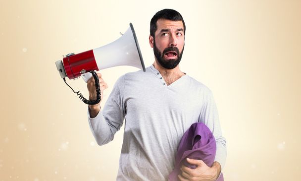 Человек в пижаме кричит на мегафон
 - Фото, изображение