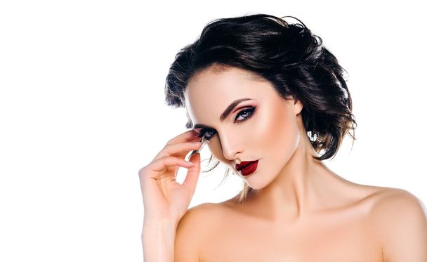 Elegante modelo de mujer con maquillaje y cabello sobre un fondo blanco. manos hermosas
 - Foto, Imagen