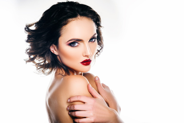 Elegantní žena model s make-up a vlasy na bílém pozadí. krásné ruce - Fotografie, Obrázek