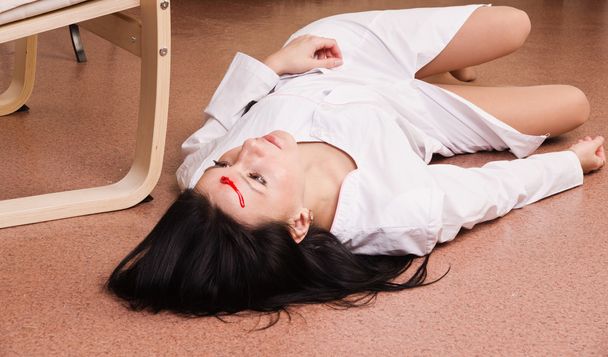Вбита медсестра лежить на підлозі (імітація
) - Фото, зображення