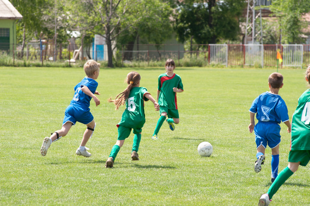 Enfants jouant au football - Photo, image