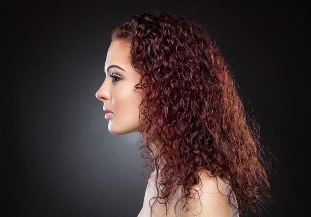 schöne Frau mit roten lockigen Haaren - Foto, Bild