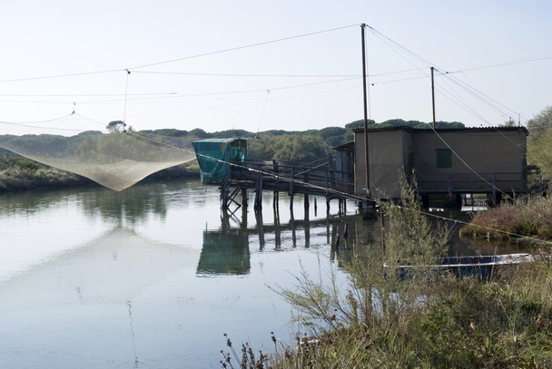 Схожого на ходулі будинок і рибальські мережі вздовж Po Delta. Італія - Фото, зображення
