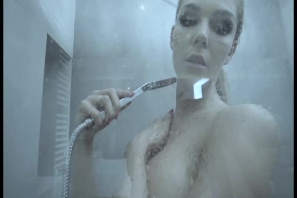 bardzo piękne i sexy dziewczyny biorąc prysznic - Materiał filmowy, wideo