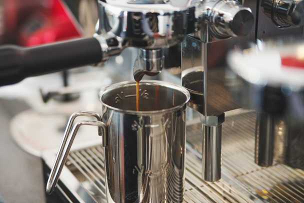 Крупный план профессионального кофе-машина делает чашку кофе
 - Фото, изображение