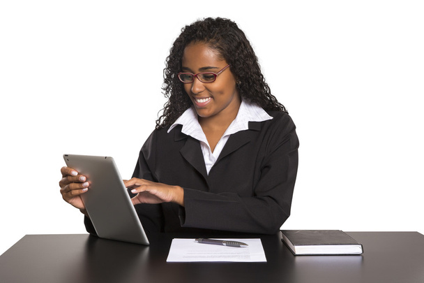 black businesswoman typing on your smartphone or tablet. - Foto, afbeelding