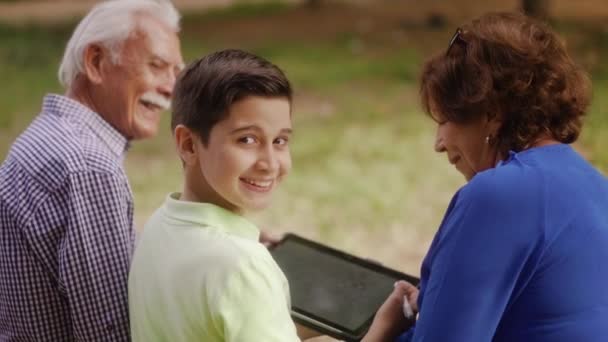 glücklicher Junge beim Hausaufgabenlernen mit den Großeltern - Filmmaterial, Video