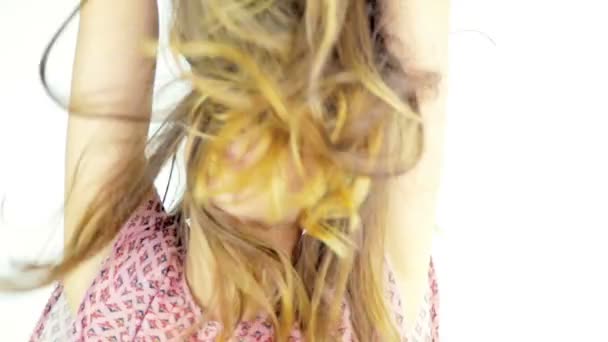glücklich Frau macht lange Haare fallen vor Gesicht lächelnd aussehende Kamera slo - Filmmaterial, Video