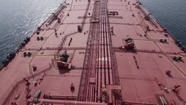 Палуба очень большой нефти перевозчика танкера. - Кадры, видео