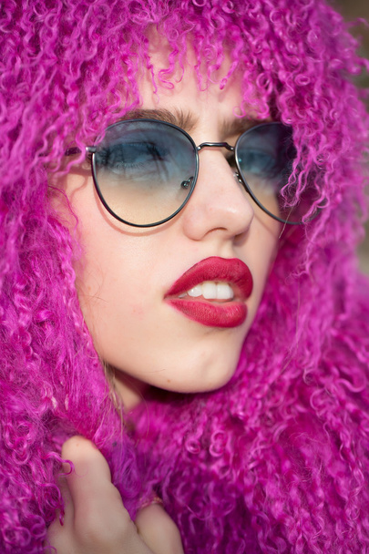 Young woman in sunglasses - Foto, afbeelding