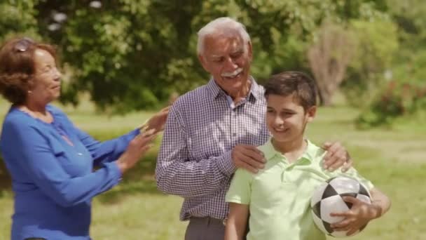 Retrato feliz família avós e menino com bola de futebol
 - Filmagem, Vídeo