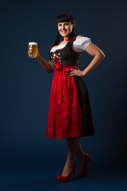 Piękna brunetka kobieta w bawarskim ubrany w szklance piwa - Zdjęcie, obraz