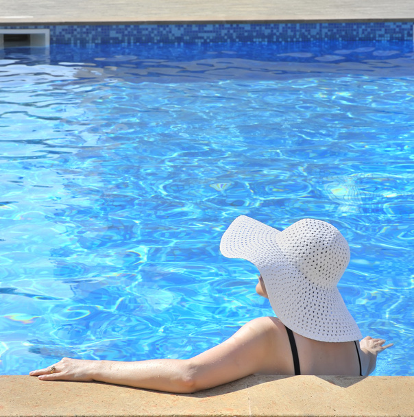 vrouw zitten in een zwembad - Foto, afbeelding