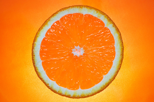 o fruto cor-de-laranja no fundo laranja
 - Foto, Imagem