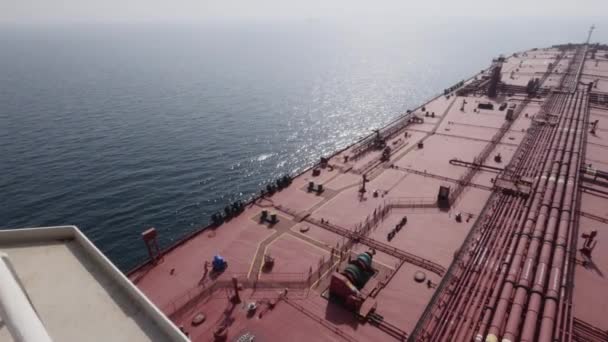 Nagyon nagy nyersolaj szállító tartályhajó fedélzetén. - Felvétel, videó